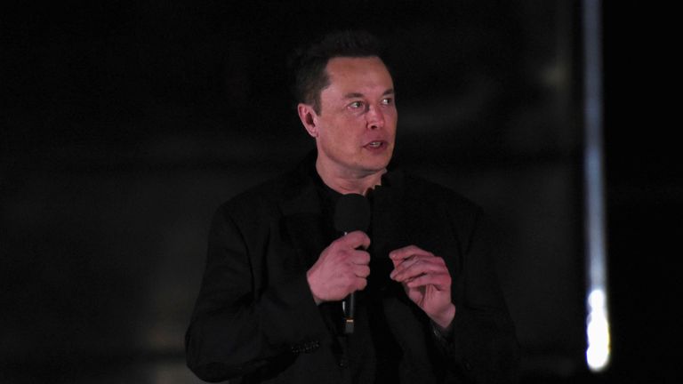 Elon Musk de SpaceX fait le point sur la fusée Mars de la société à Boca Chica (Texas) le 28 septembre 2019. REUTERS / Callaghan O'Hare