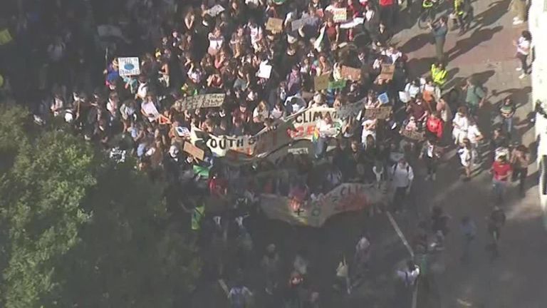 Les manifestations contre le changement climatique se poursuivent dans le monde entier, avec des marches et des concerts en plein essor.