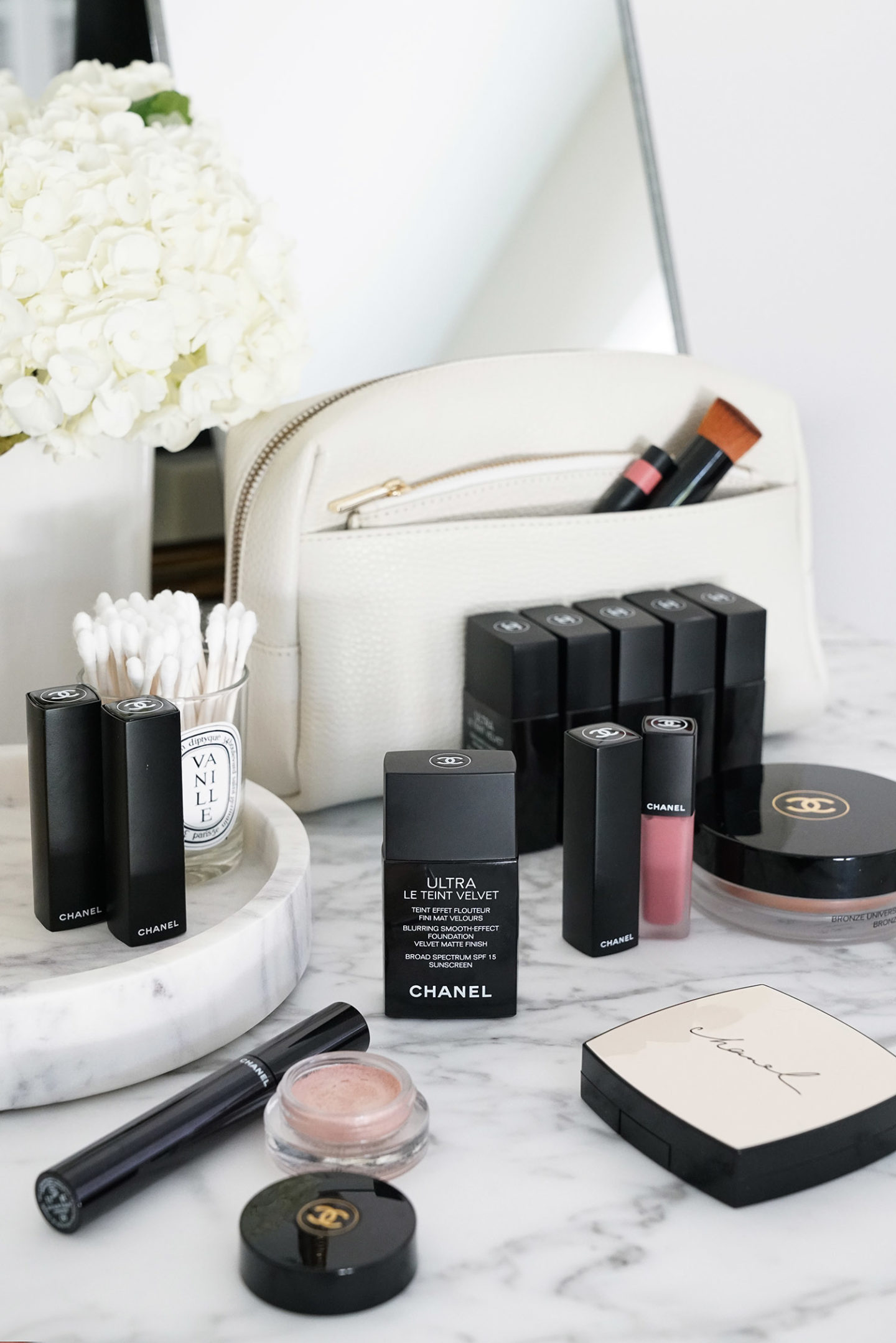 Fondation Ultra Le Teint Velvet "width =" 1080 "height =" 1619 "srcset =" http://thebeautylookbook.com/wp-content/uploads/2019/09/Chanel-Ultra-LeTeint-Velvet-Foundation-Foundation-Review-1440x2159 .jpg 1440w, http://thebeautylookbook.com/wp-content/uploads/2019/09/Chanel-Ultra-LeTeint-Velvet-Freeation-Review-800x1199.jpg 800w, http://thebeautylookbook.com/wp-content /uploads/2019/09/Chanel-Ultra-LeTeint-Velvet-Foundation-Review-67x100.jpg 67w, http://thebeautylookbook.com/wp-content/uploads/2019/09/Chanel-Ultra-LeTeint-Velvet- Foundation-Review-1080x1619.jpg 1080w, http://thebeautylookbook.com/wp-content/uploads/2019/09/Chanel-Ultra-LeTeint-Velvet-Foundation-Review.jpg 1500w "tailles =" (largeur maximale: 1080px) 100vw, 1080px "data-jpibfi-post-excerpt =" Revue et échantillons de la Fondation Ultra Le Teint Velvet de Chanel Ultra. Nouvelle formule de base d'apparence naturelle et légère qui glisse sur la peau. "Data-jpibfi-post-url =" http://thebeautylookbook.com/2019/09/chanel-ultra-le-teint-velvet-foundation.html "data- jpibfi-post-title = "Fondation Chanel Ultra Le Teint Velvet" data-jpibfi-src = "http://thebeautylookbook.com/wp-content/uploads/2019/09/Chanel-Ultra-LeTeint-Velvet-Velvet-Foundation-Review -1440x2159.jpg "/></p>
<p>Il y a tellement de nouvelles formules de fondations en cours de saison et aujourd'hui, j'ai un compte rendu de la Fondation Chanel Ultra Le Teint Velvet (50 $ pour 30 ml). Il vient dans une petite bouteille noire avec SPF 15 et est disponible en 13 nuances. Il existe trois nuances, B pour beige (généralement ce que je porte), BR rose beige (avec des nuances roses) et BD pour beige dore, c’est la première fois que j’ai vu ce nom de couleur, mais il se peut que ce ne soit pas nouveau. Les ingrédients actifs sont l'octinoxate à 5% et le dioxyde de titane à 3,1%.</p>
<p><img decoding=