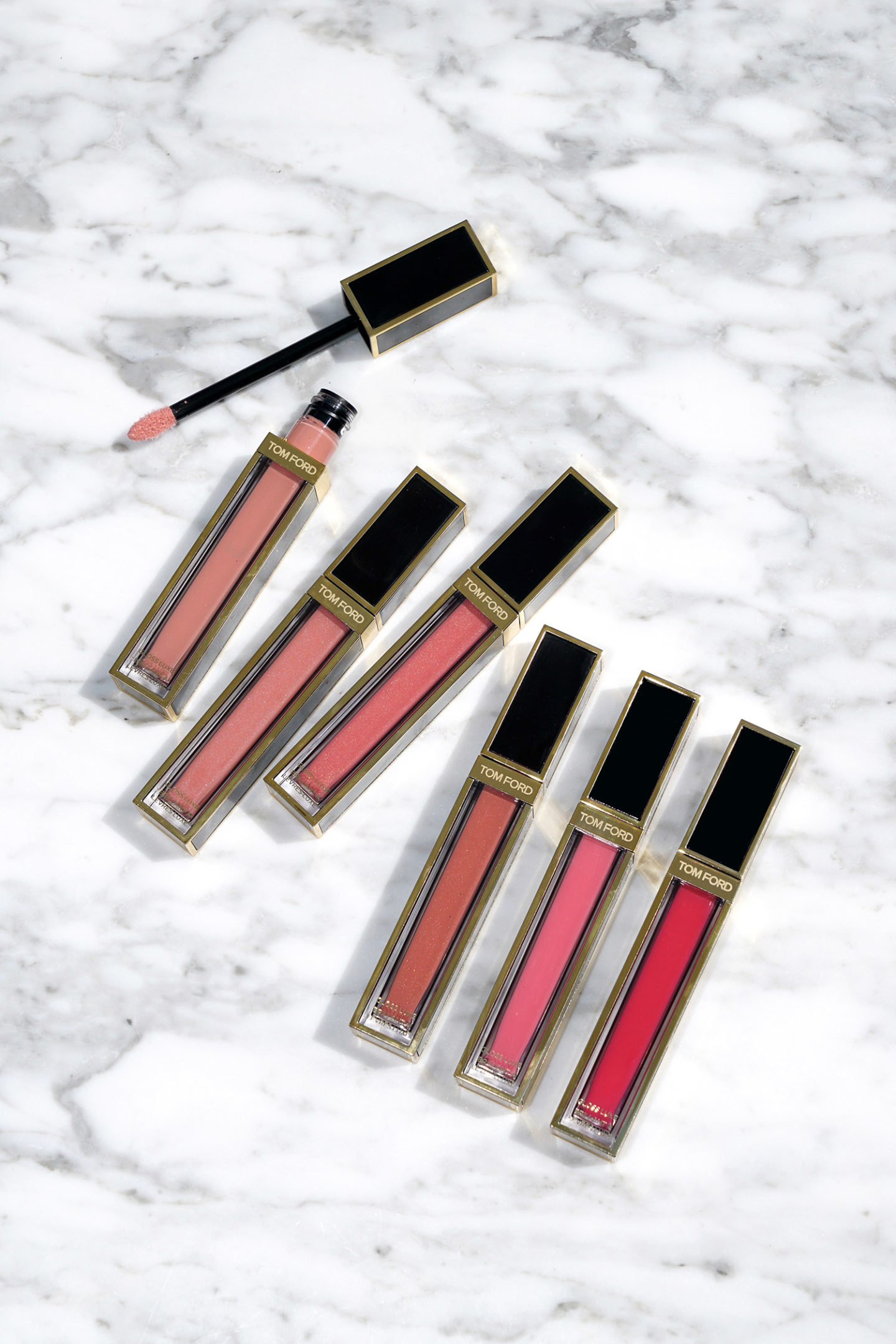 Tom Gloss Gloss Luxe Review "width =" 1080 "height =" 1619 "srcset =" https://camaraderielimited.fr/wp-content/uploads/2019/09/Tom-Ford-Gloss-Luxe-review-1440x2159.jpg 1440w, http://thebeautylookbook.com/wp-content/uploads/2019/09/Tom-Ford-Gloss-Luxe-review-800x1199.jpg 800w, http://thebeautylookbook.com/wp-content/uploads/2019 /09/Tom-Ford-Gloss-Luxe-review-67x100.jpg 67w, http://thebeautylookbook.com/wp-content/uploads/2019/09/Tom-Ford-Gloss-Luxe-review-1080x1619.jpg 1080w , http://thebeautylookbook.com/wp-content/uploads/2019/09/Tom-Ford-Gloss-Luxe-review.jpg 1500w "tailles =" (largeur maximale: 1080px) 100vw, 1080px "data-jpibfi- post-extrait = "Revue Tom Ford Gloss Luxe et échantillons. Tom Ford Beauty lance un brillant à lèvres de luxe hydratant avec mes six choix de couleurs. "Data-jpibfi-post-url =" http://thebeautylookbook.com/2019/09/tom-ford-gloss-luxe-review.html " data-jpibfi-post-title = "Révision Tom Ford Gloss Luxe" data-jpibfi-src = "http://thebeautylookbook.com/wp-content/uploads/2019/09/Tom-Ford-Gloss-Luxe-review- 1440x2159.jpg "/></p>
<p>Tom Ford Beauty a réorganisé tous les brillants à lèvres en une nouvelle formule appelée Gloss Luxe (55 $ chacun pour 5,5 ml / 0,19 fl oz). Ceux-ci ont un nouvel emballage et une formule complètement différente de celle des gloss à lèvres originaux. Le Gloss Luxe présente une finition transparente, une brillance ultra brillante et une sensation hydratante. Il n’est pas collant, mais a une légère sensation collante, car il est brillant, mais il est lisse et luxuriant.</p>
<p>Il y en a 20 disponibles en ce moment, j'en ai acheté 6 et j'ai un compte rendu + échantillons aujourd'hui. Je suis un fan de longue date des produits pour les lèvres de Tom Ford, mais j’ai des sentiments mitigés. Ils sont très brillants et hydratants, ils ont une belle sensation de luxe. Cependant, j'ai trouvé certains d'entre eux installés dans mes lèvres et ont commencé à se séparer après quelques minutes. Avec les couleurs neutres plus claires, je ne les ai pas trouvées saturées comme ils l’avaient décrit. Les couleurs peuvent être intensifiées si vous appliquez davantage de couches sur les lèvres, mais avec chaque couche progressive, la formule commence à devenir un peu trop épaisse et glauque, avec l'impression de glisser.</p>
<p>Ils sont parfumés avec un gâteau à la vanille comme un parfum que je trouve vraiment agréable. La puissance durable est moyenne pour un brillant hydratant. Ils ne dureront pas toute la journée mais en même temps, ils ne disparaissent pas rapidement.</p>
<p>Pour les tubes, vous avez un applicateur en pointe d'éponge similaire au Lip Lacquer Luxe où l'éponge est un peu plus grosse que l'ouverture. Il y a un peu de tiraillement lorsque vous le sortez du tube, mais l’écart n’est pas aussi réduit qu’il l’est avec le Lip Lacquer Luxe.</p>
<p><img decoding=