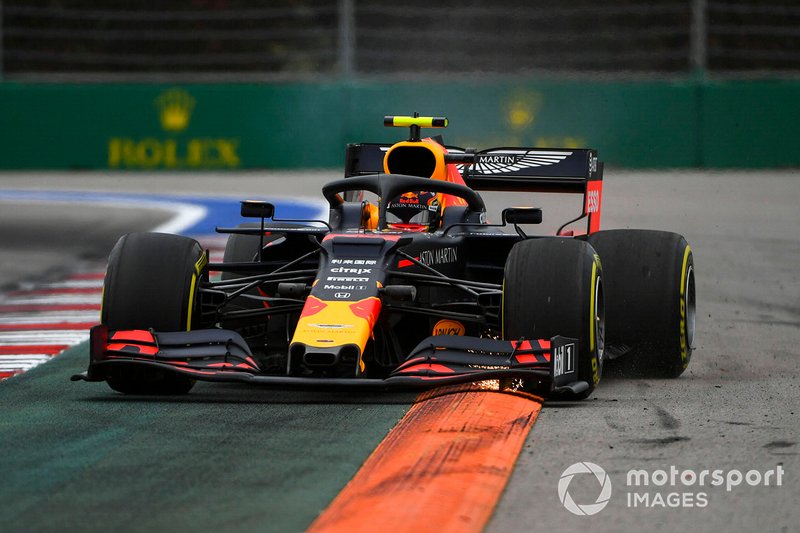 Alex Albon, Red Bull RB15, court large sur un trottoir