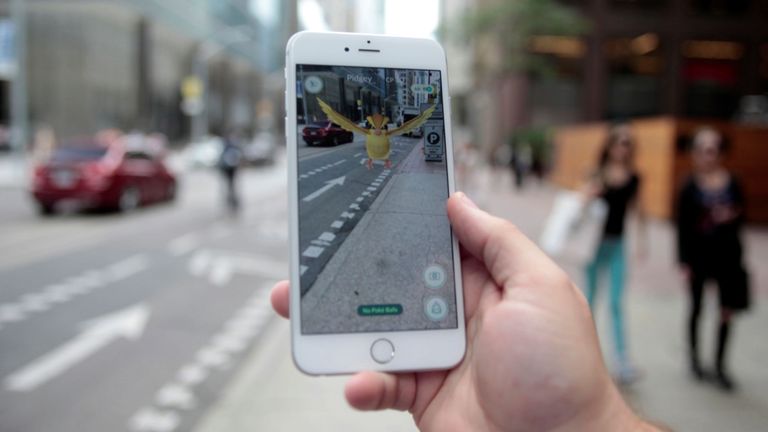 Jouer au Pokemon GO au centre-ville de Toronto