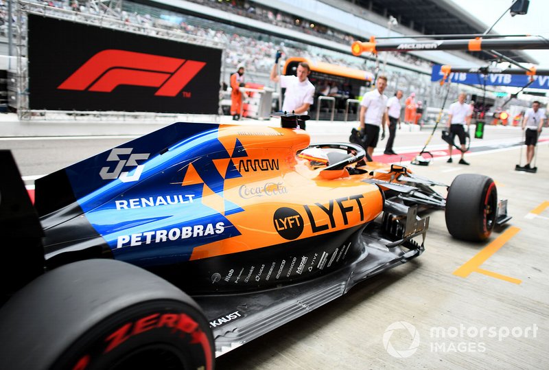 Carlos Sainz Jr., McLaren MCL34, dans les stands pendant les essais