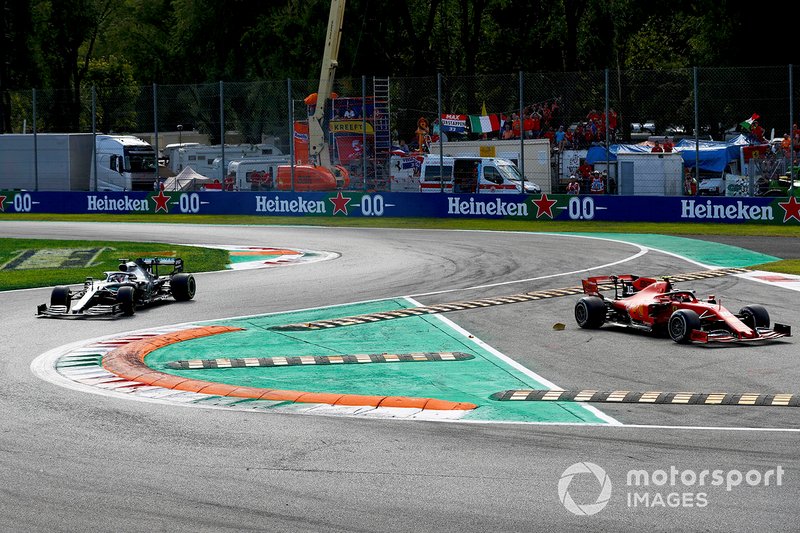 Charles Leclerc, Ferrari SF90 tire le corner tandis que Lewis Hamilton, Mercedes AMG F1 W10 poursuit 