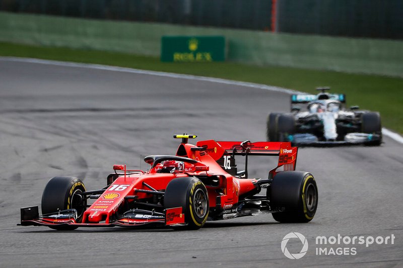 Charles Leclerc, Ferrari SF90, mène Lewis Hamilton, Mercedes AMG F1 W10 
