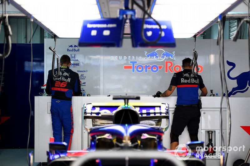 Daniil Kvyat, Toro Rosso, dans le garage