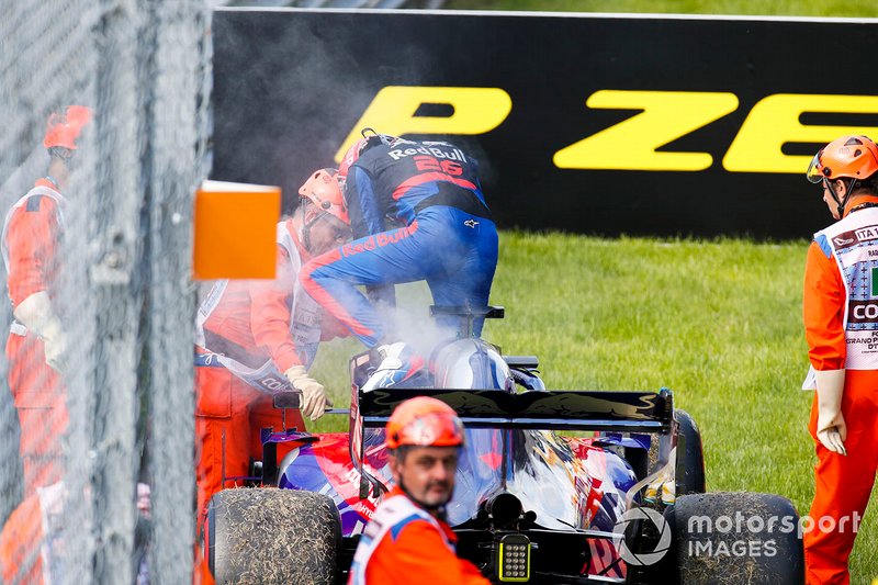 Daniil Kvyat, Toro Rosso STR14 se retire de la course