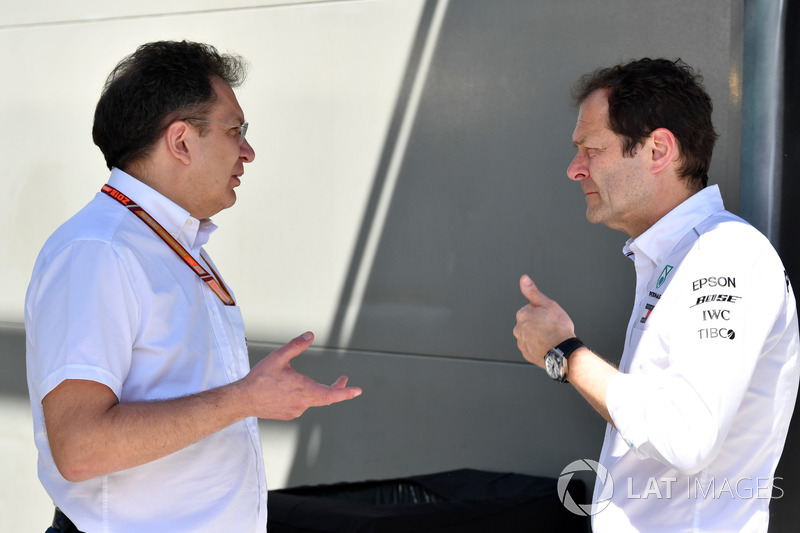 Nicholas Tombazis, responsable des questions techniques monoplaces à la FIA et Aldo Costa, Mercedes AMG F1