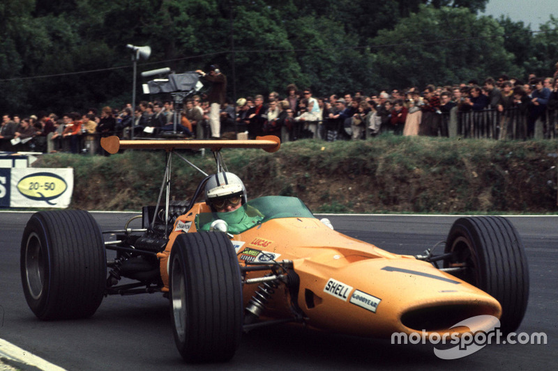 = 47: Denny Hulme, 17 ans