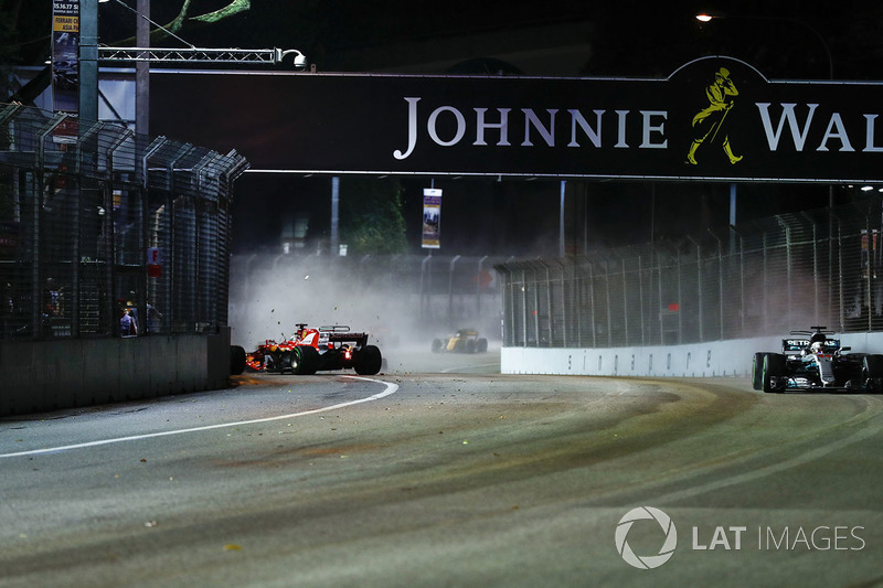   Sebastian Vettel, Ferrari SF70H, sécrase au premier tour alors que Lewis Hamilton, Mercedes AMG F1 W08, passe
