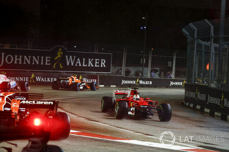   Sebastian Vettel, Ferrari SF70H, sécrase dans le premier tour