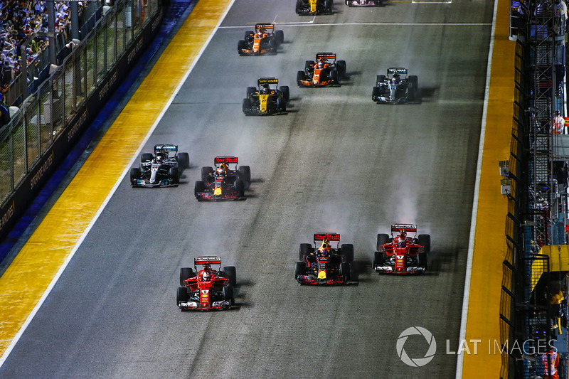   Sebastian Vettel, Ferrari SF70H, Max Verstappen, Red Bull Racing RB13, Kimi Raikkonen, Ferrari SF70H, immédiatement avant le contact