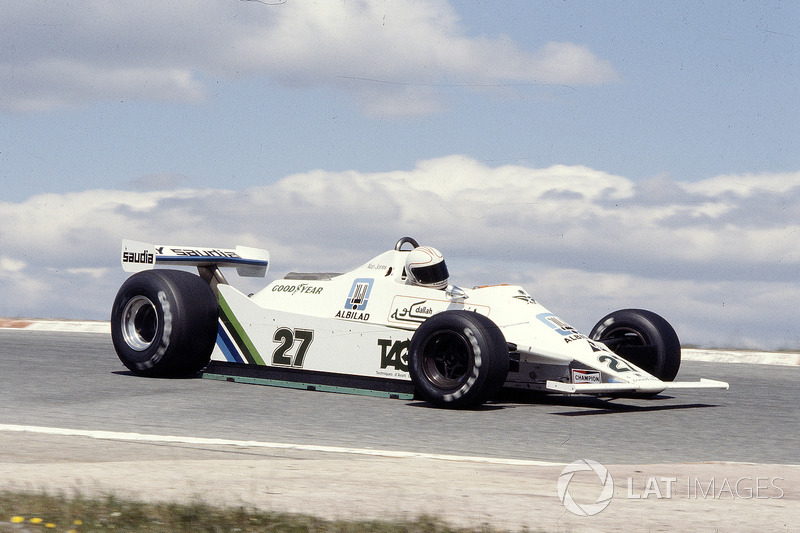 = 30: Alan Jones, 24 ans