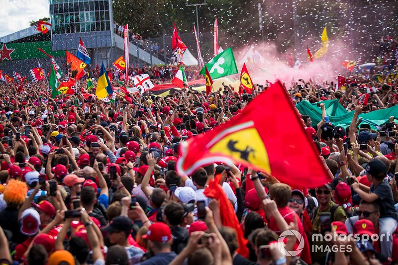 Les fans célèbrent une victoire à domicile pour Ferrari