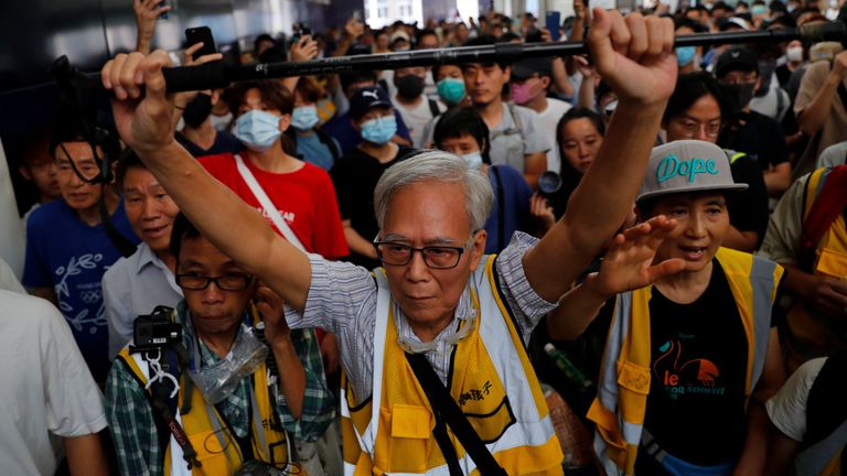 Un homme tente de bloquer la police anti-émeute lors d'une manifestation à la station de Tung Chung