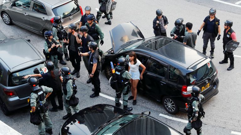 La police anti-émeute fouille des voitures près de la gare de Tung Chung
