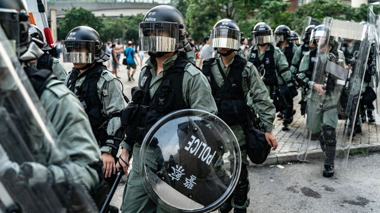  La police anti-émeute sécurise la zone située à l'extérieur de la gare de Tung Chung