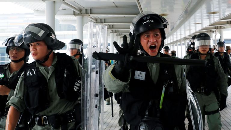 La police anti-émeute avance sur la station de Tung Chung pour gérer la foule