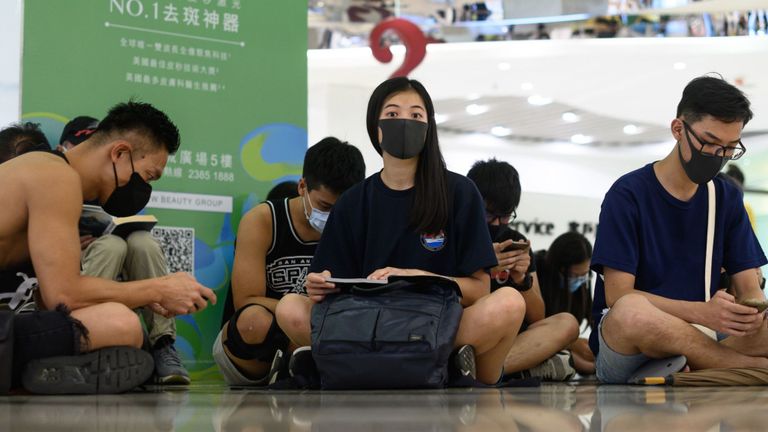 Des manifestants assistent à un rassemblement silencieux dans un centre commercial du district de Sha Tin à Hong Kong