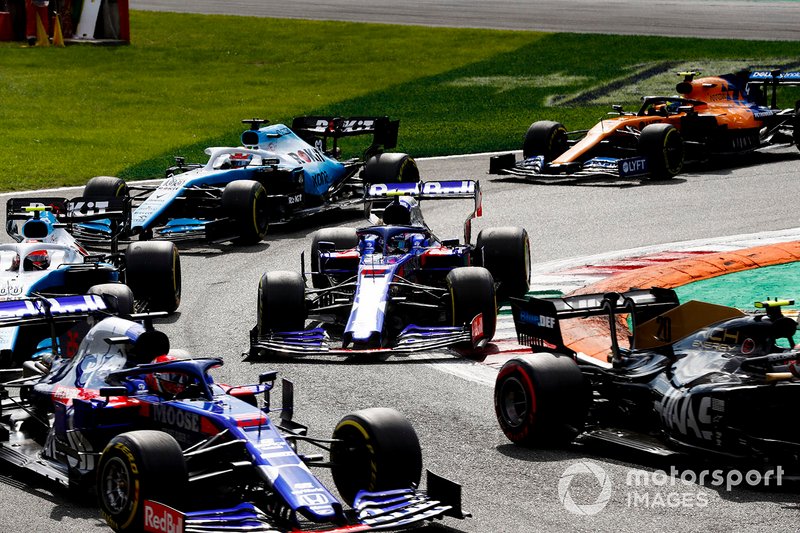 Kevin Magnussen, Haas F1 Team VF-19, mène Daniil Kvyat, Toro Rosso STR14, Robert Kubica, Williams FW42, George Russell, Williams Racing FW42 et Lando Norris, McLaren MCL34, au premier virage