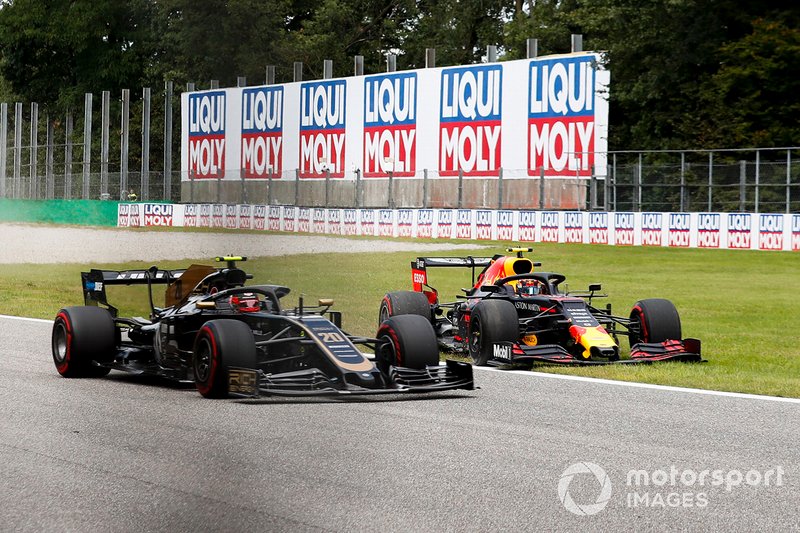 Kevin Magnussen, Haas VF-19 et Alex Albon, Red Bull Racing RB15 hors piste 