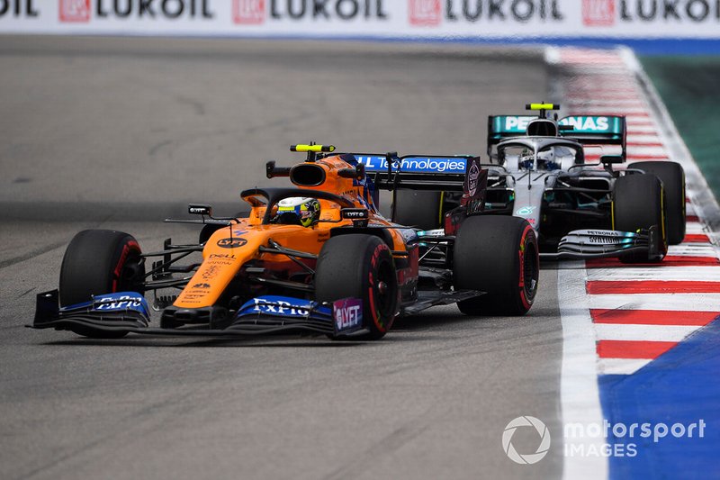 Lando Norris, McLaren MCL34, mène Valtteri Bottas, Mercedes AMG W10 