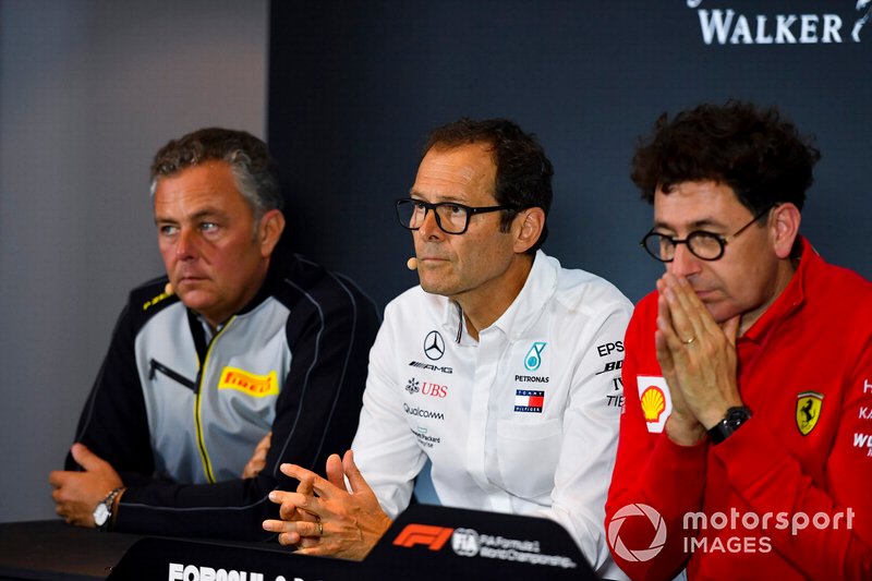 Mario Isola, responsable des courses, Pirelli Motorsport, Aldo Costa, conseiller technique, Mercedes AMG, et Mattia Binotto, directeur de lécurie Ferrari, lors dune conférence de presse