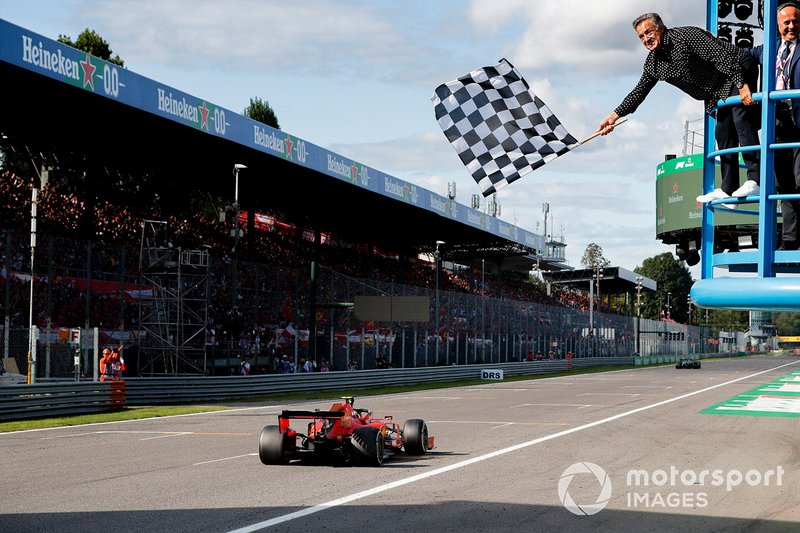 Le vainqueur de la course Charles Leclerc, Ferrari SF90 franchit la ligne darrivée avec Jean Alesi agitant le drapeau à damier 