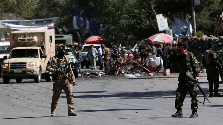 Les forces de sécurité sur le site d’un attentat à la bombe visant le rassemblement pour la campagne du président