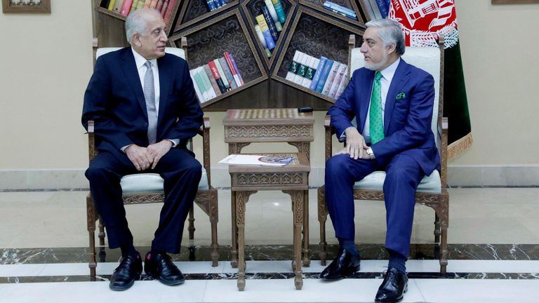 Le représentant spécial américain pour l'Afghanistan, Zalmay Khalilzad (à gauche), rencontre le chef de l'administration afghane Abdullah Abdullah à Kaboul