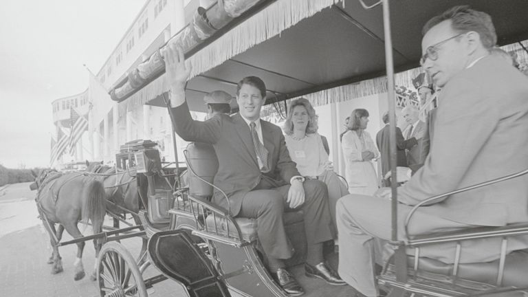 Al Gore, alors sénateur, sur l'île Mackinac avec son épouse en 1987