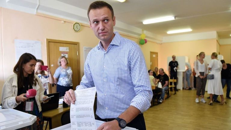Alexei Navalny place son vote dans un bureau de vote à Moscou 
