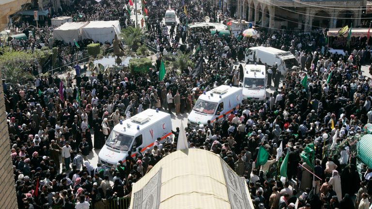 Ambulances sur la scène de la débandade à Kerbala