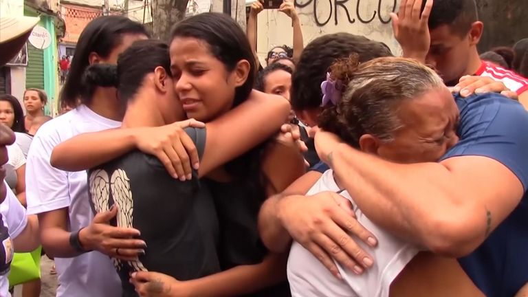 Des centaines de résidents de l'un des plus grands bidonvilles de Rio de Janeiro ont défilé samedi pour exiger la fin des violences après la mort d'une fillette de 8 ans tuée par une balle perdue au cours d'une opération de police