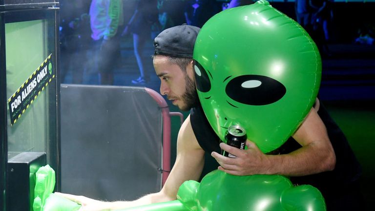 Des fêtards s'amusent avec un extraterrestre gonflable lors d'une célébration Area 51 à Las Vegas jeudi