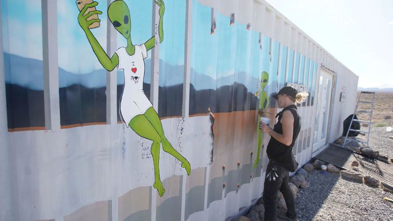 Un artiste peint ce week-end un bâtiment près de l'événement Storm Area 51