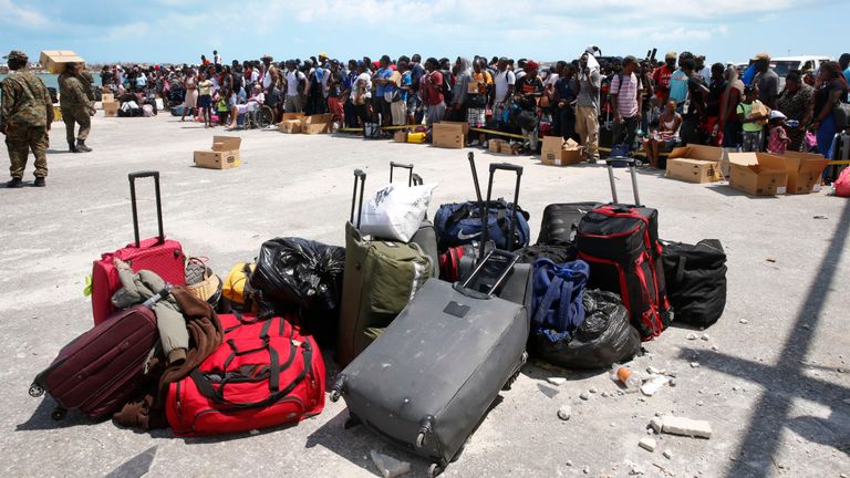 Les gens attendent pour être évacués dans des bateaux privés au port de Marsh Harbour, dévasté par l'ouragan, sur l'île de Grand Abaco le 6 septembre 2019.