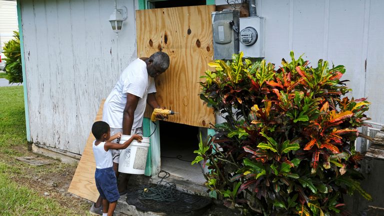 Les gens montent dans une maison sur l'île de Great Abaco