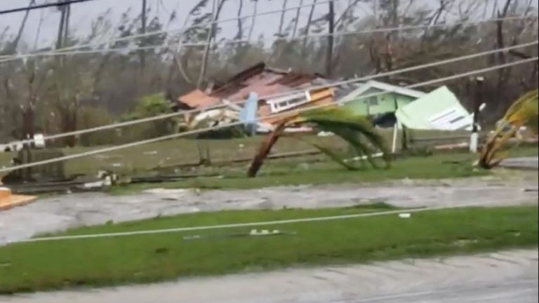 Des arbres déracinés, des lignes électriques tombées au sol et les débris de maisons endommagées se dispersent sur une route alors que l'ouragan Dorian traverse le port de Marsh, aux Bahamas, le 1er septembre 2019. Photo: Ramond A King
