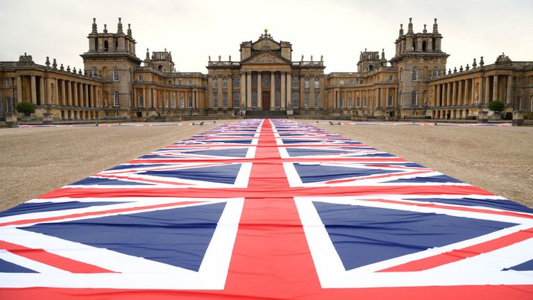 Une passerelle géante de drapeaux créée par l'artiste Maurizio Cattelan fait partie de l'exposition au palais de Blenheim