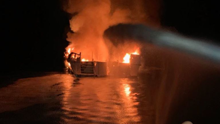 Une opération de sauvetage a été lancée à la suite d'un incendie de bateau dans le sud de la Californie. Pic: Service d'incendie du comté de Ventura