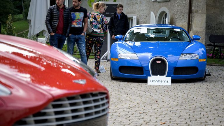 Une photo prise le 28 septembre 2019 à l'abbaye de Bonmont à Cheserex, dans l'ouest de la Suisse, montre un modèle réduit de Bugatti Veyron EB 16.4 Coupé (2010) et un modèle réduit de Aston Martin One-77 Coupe 2011 lors d'une enchère prévisionnelle aux enchères. voitures de sport appartenant au fils du président de la Guinée équatoriale