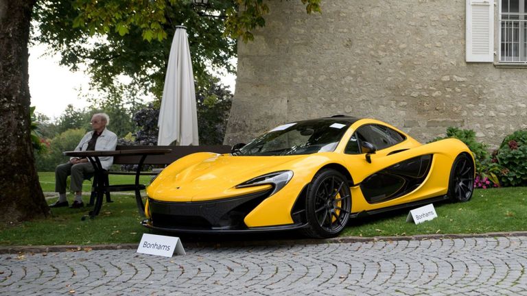 Une photo prise le 28 septembre 2019 à l'abbaye de Bonmont à Cheserex, dans l'ouest de la Suisse, montre un modèle réduit de voiture McLaren P1 lors d'une prévisualisation aux enchères par la société de vente Bonhams de voitures de sport appartenant au fils du président de la Guinée équatoriale.