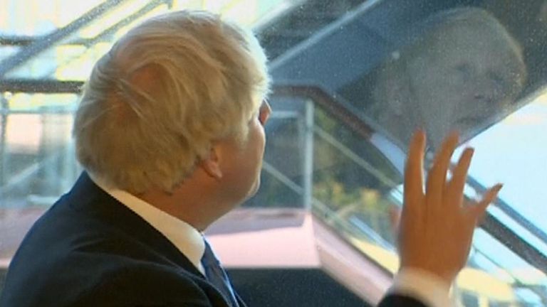 Boris Johnson regarde vers le ciel à New York alors que la Cour suprême du Royaume-Uni se prononce contre sa prorogation du parlement