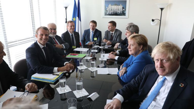 Emmanuel Macron (à gauche) rencontre Angela Merkel (2-R) et Boris Johnson (à droite) au siège de l'ONU à New York