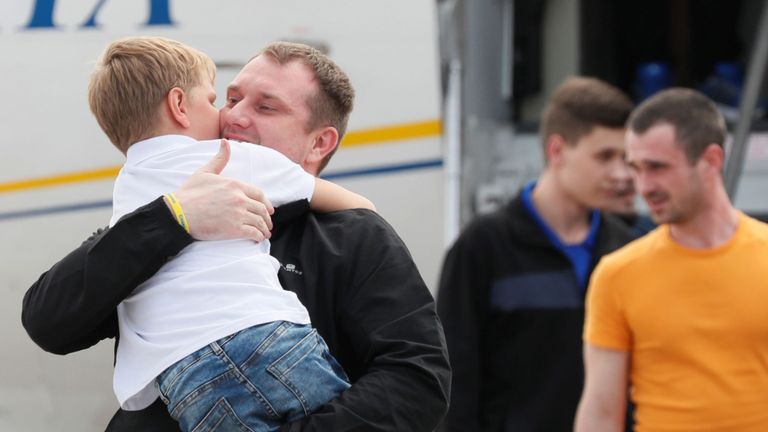 Un prisonnier ukrainien récemment échangé embrasse son parent à son arrivée à Kiev après un échange de prisonnier russo-ukrainien à l'aéroport international Borispil, à l'extérieur de Kiev, en Ukraine le 7 septembre 2019