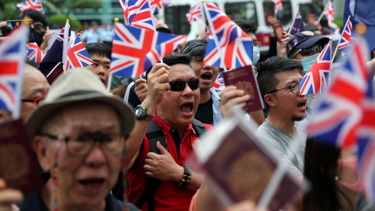 Les manifestants agitent le drapeau d'Union Jack et brandissent leurs passeports devant le consulat britannique à Hong Kong