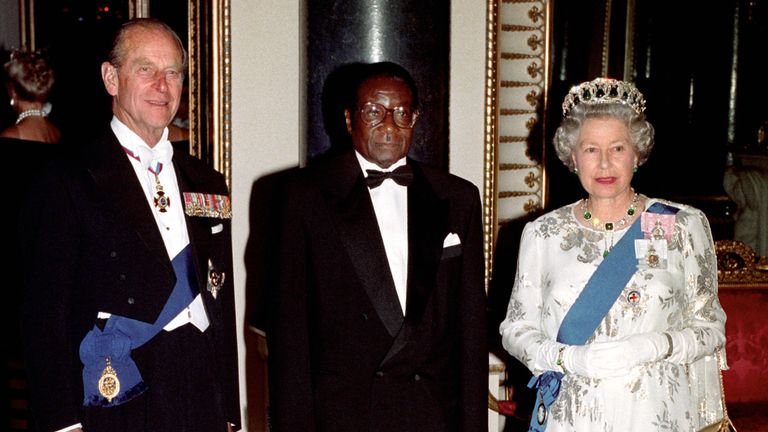 La reine et le prince Philip avec Robert Mugabe au palais de Buckingham