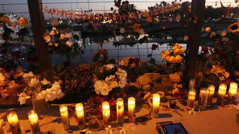 Des bougies à un mémorial de fortune pour les victimes de l'incendie du bateau Conception à Santa Barbara