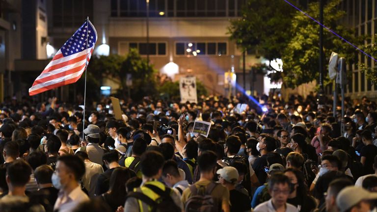 Les gens se rassemblent devant le stade Queen Elizabeth, où Carrie Lam rencontre environ 150 personnes choisies au tirage au sort. 